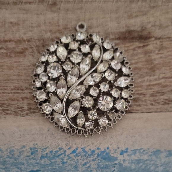 Elegant Silver tone Crystal filled Pendant - Picture 1 of 5